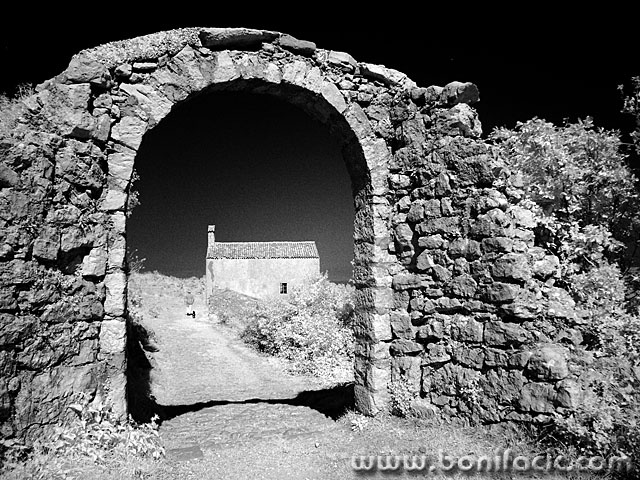 bw___Archway___Lubenice, Croatia.