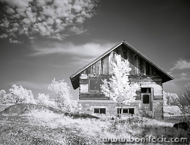 bw___House For Rest___Lesce, Croatia.