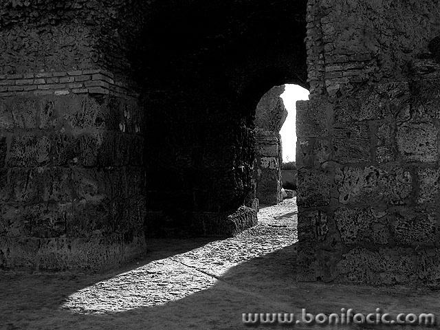 bw___Incoming Light___Kartaga, Tunisia.