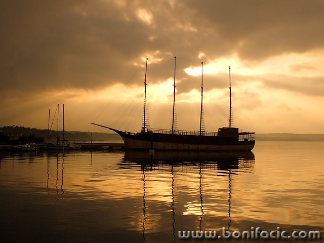 travel___Gilding___Malinska, Croatia.